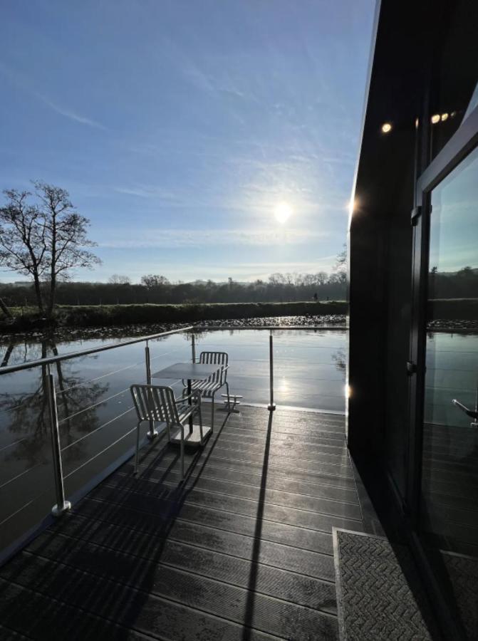 Water Cabin With Water Sports Equipment And Bikes, Bath بريستول المظهر الخارجي الصورة